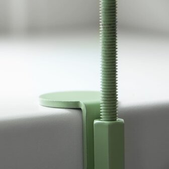 Plantenblad met klem rond S groen